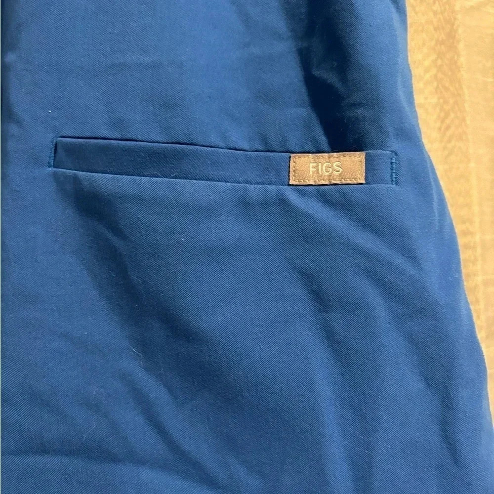 Figs Blue Scrubs v neck top size medium - Picture 4 of 6